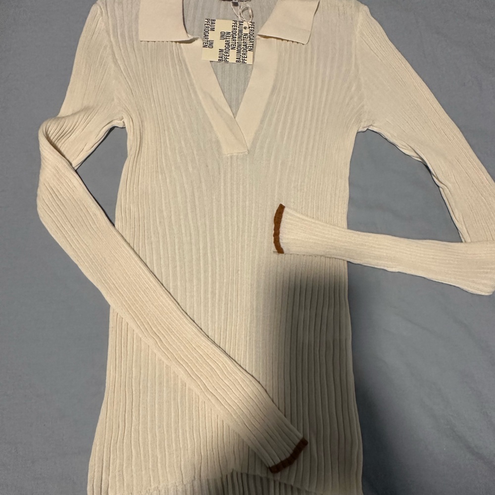 Chic Cream V-Neck Sweater